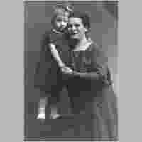111-3470 Die kleine Kaethe Kirstein mit ihrer Mutter Frieda Kirstein.jpg